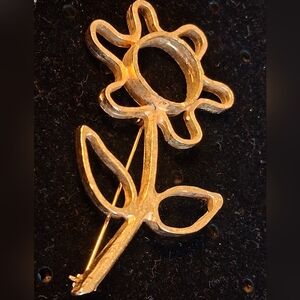 Goldtone Openwork Flower Brooch Child's Drawing Style Daisy Design